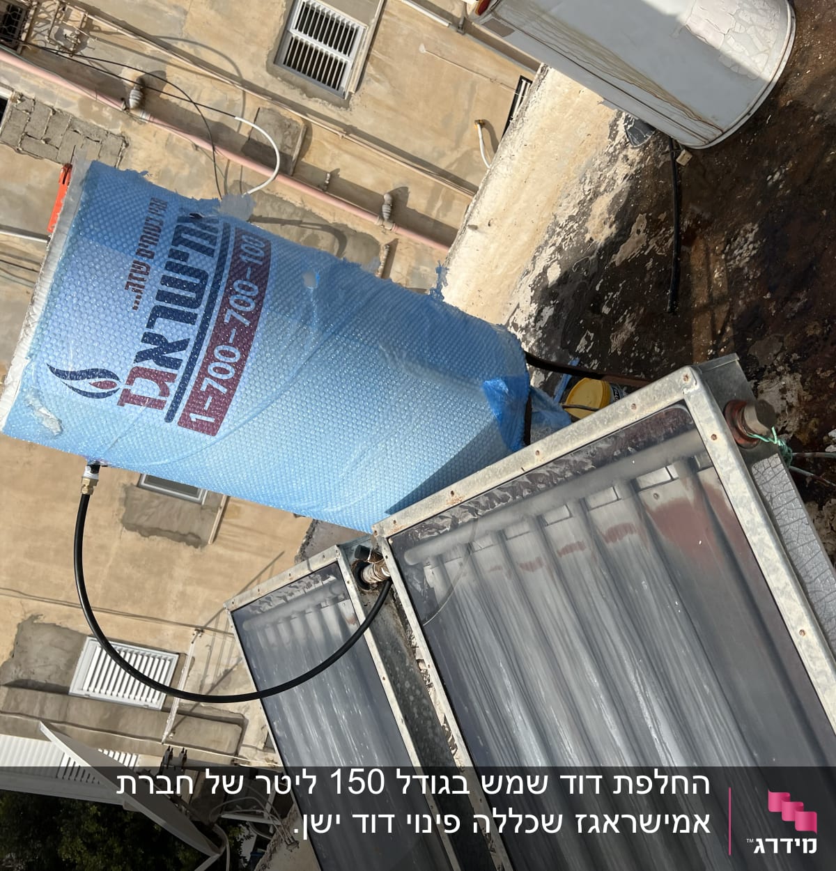 דוד שמש עם צינור מחובר וקולט שמש על גג